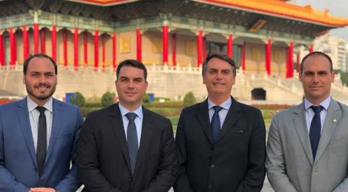 Flávio e Eduardo Bolsonaro podem nomear até 113 assessores