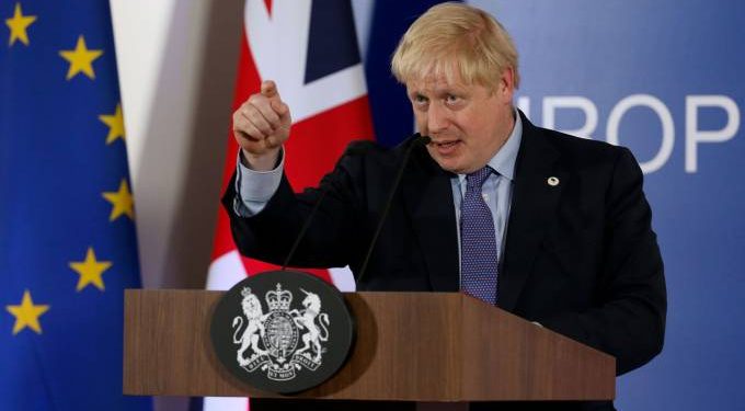 Premiê britânico deve tentar colocar acordo de Brexit em votação hoje