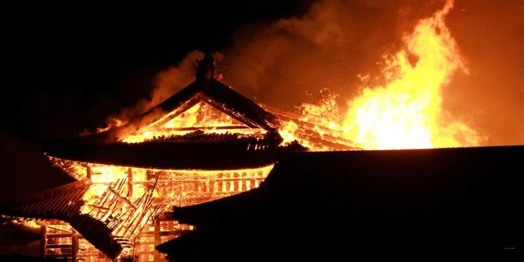 Patrimônio Mundial da Humanidade, castelo japonês é destruído por incêndio