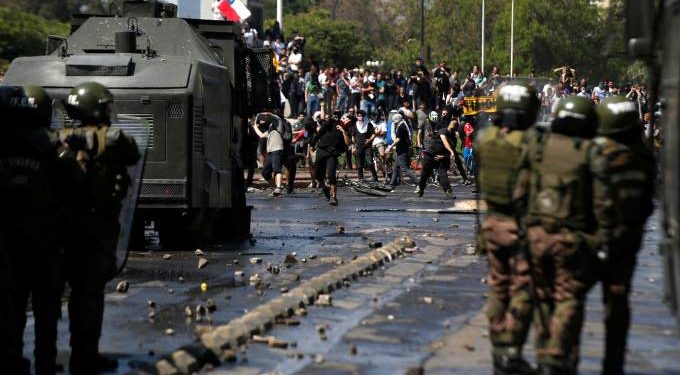 Após 3 dias de confrontos, presidente afirma que Chile está em “guerra”