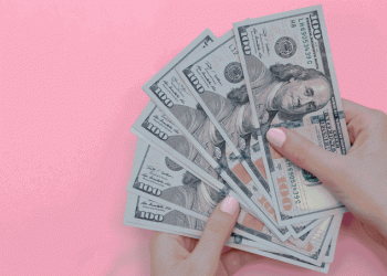 Dólar sobe com Previdência e exterior no radar