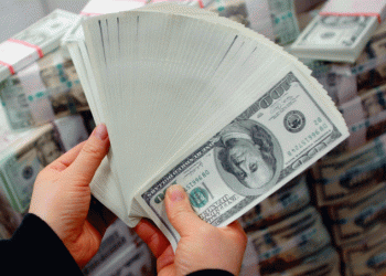 Dólar recua com atenção sobre negociações EUA-China