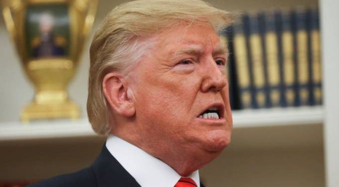 Diplomata é impedido de testemunhar em investigação contra Trump