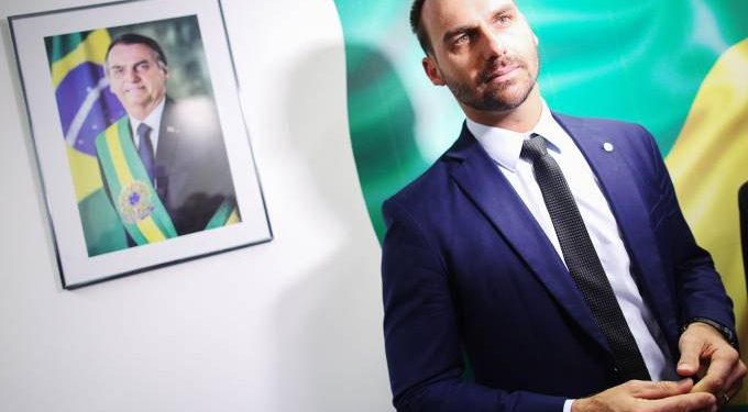 Eduardo desiste de embaixada para defender “pauta conservadora” no Brasil