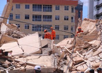 Fortaleza: câmera registra momento em que prédio desaba; assista
