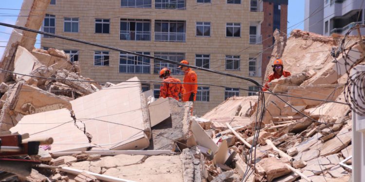 Fortaleza: câmera registra momento em que prédio desaba; assista