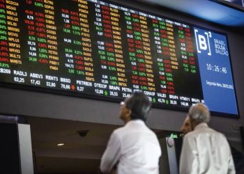 Bolsa volta a cair após bater recordes por três pregões seguidos