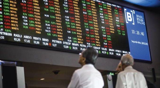 Bolsa volta a cair após bater recordes por três pregões seguidos