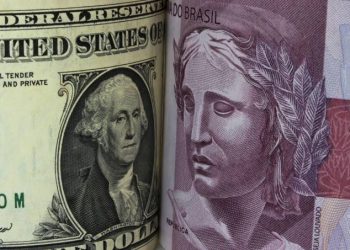 Dólar chega a cair abaixo de R$ 4 com cenário doméstico otimista