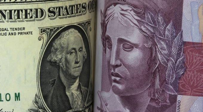 Dólar chega a cair abaixo de R$ 4 com cenário doméstico otimista