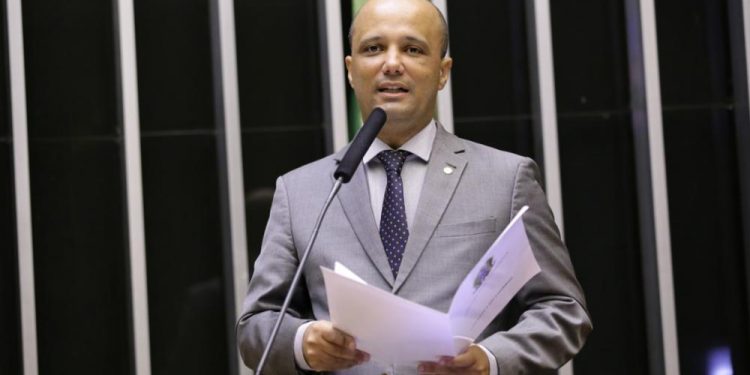 ‘Equação complexa’, diz Vitor Hugo sobre crise no PSL