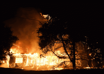 Incêndio na Califórnia força 2 mil pessoas a saírem de suas casas