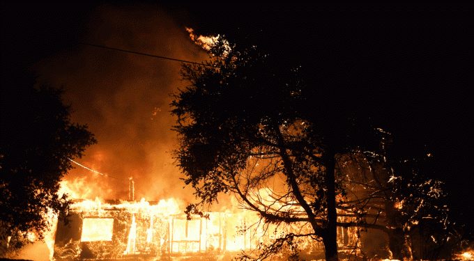 Incêndio na Califórnia força 2 mil pessoas a saírem de suas casas