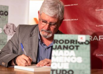 Calado, Janot faz lançamento esvaziado de livro polêmico em SP