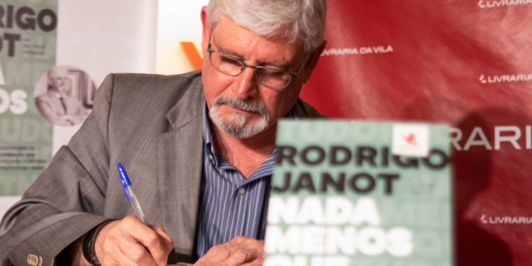 Calado, Janot faz lançamento esvaziado de livro polêmico em SP