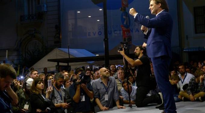 No Uruguai, Lacalle Pou é favorito no segundo turno