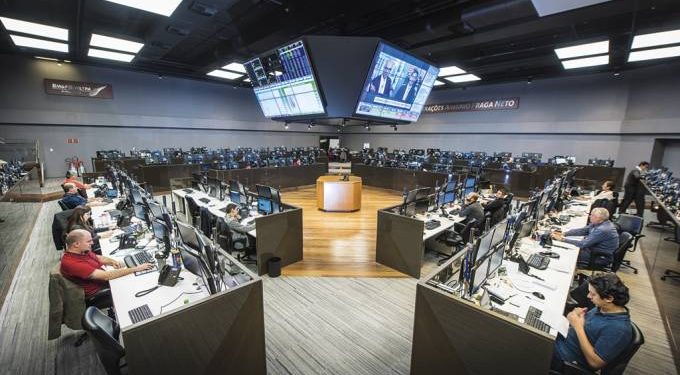 Ibovespa encosta em 108 mil pontos liderado por WEG