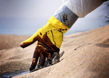 Um guia para evitar danos à pele decorrentes do óleo que chegou ao litoral