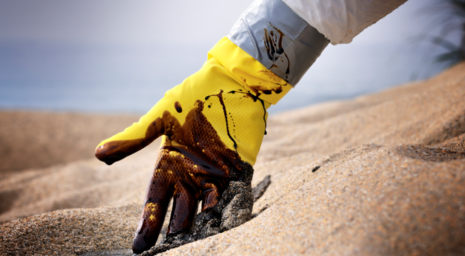 Um guia para evitar danos à pele decorrentes do óleo que chegou ao litoral