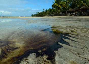 Mourão pode decretar emergência ambiental por óleo no Nordeste