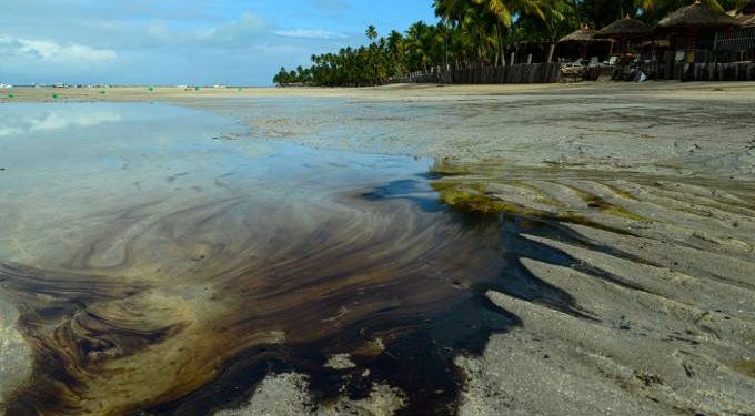 Mourão pode decretar emergência ambiental por óleo no Nordeste