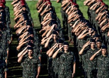 Comissão da reforma dos militares suspende sessão para buscar acordo