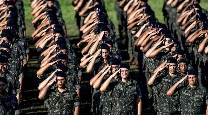 Comissão da reforma dos militares suspende sessão para buscar acordo