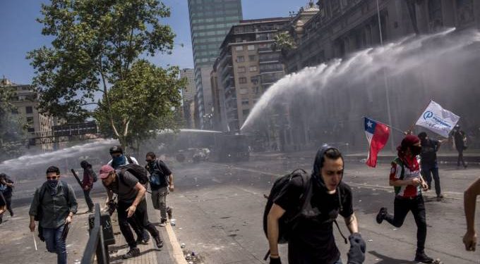 Manifestantes tentam invadir Congresso do Chile