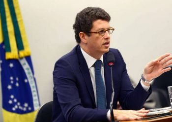 Após audiência tensa, Salles deixa Câmara escoltado e ignora ativistas