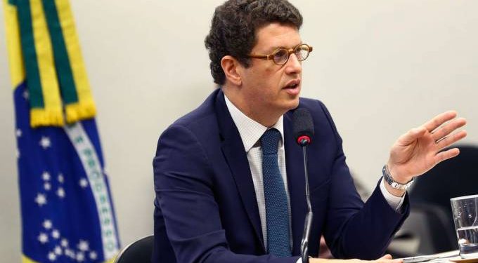 Após audiência tensa, Salles deixa Câmara escoltado e ignora ativistas