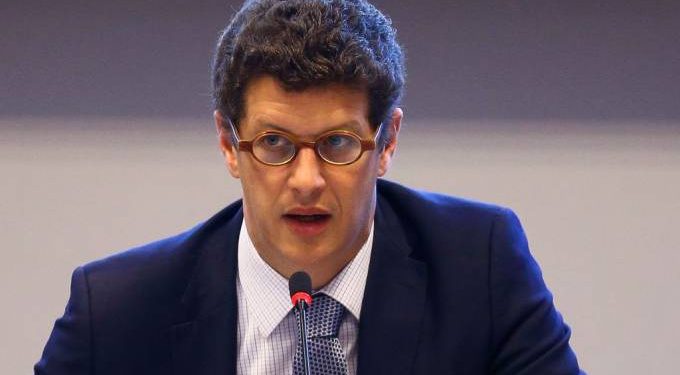 Salles rebate Venezuela e reafirma que óleo no Nordeste é do país