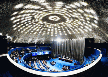 Canonização, pré-sal, laranjas do PSL: o que atrasa a Previdência