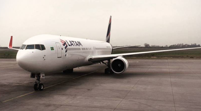 Após toque de recolher, Latam cancela todos os voos de Santiago