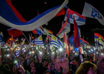 Uruguai elegerá sucessor de Vázquez e decidirá sobre militares nas ruas