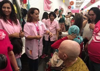 Outubro Rosa: voluntárias pedem doação de cabelos para fazer perucas a pacientes com câncer no DF