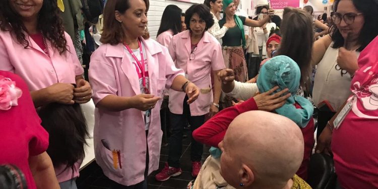 Outubro Rosa: voluntárias pedem doação de cabelos para fazer perucas a pacientes com câncer no DF