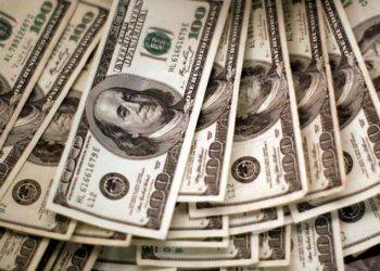 Dólar tem queda com exterior positivo e de olho em dados dos EUA