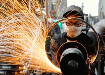 Produção industrial no Brasil sobe 0,3% em setembro, diz IBGE