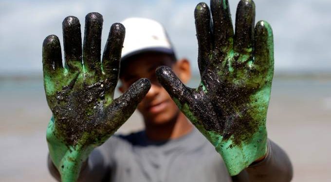 Força-tarefa tenta conter óleo em Abrolhos