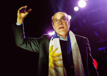 Candidato à presidência do Uruguai elogia Lula e defende sua liberdade