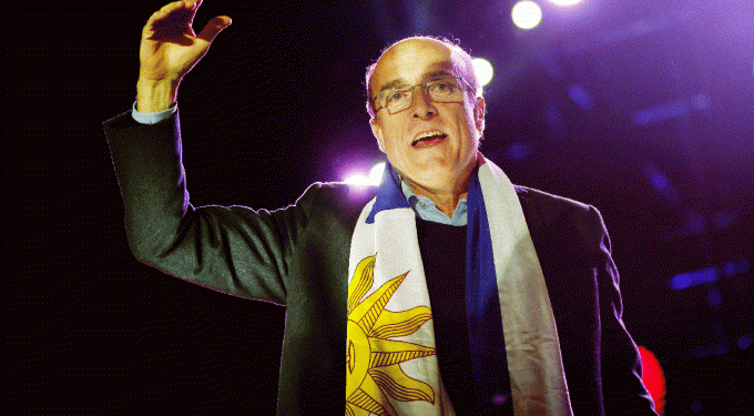 Candidato à presidência do Uruguai elogia Lula e defende sua liberdade