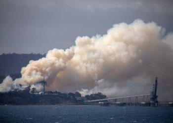 Austrália: três pessoas morrem em queda de avião que combatia incêndio