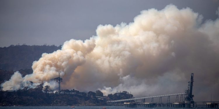 Austrália: três pessoas morrem em queda de avião que combatia incêndio