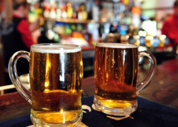 Vítimas internadas após ingestão de cerveja em MG sobe para 10