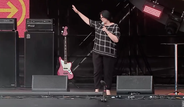 Damares Alves incentiva adoção no The Send: “Uma igreja que foi adotada tem que adotar”