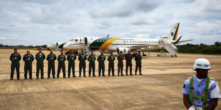 Aeronaves da FAB decolam com destino à China para buscar brasileiros