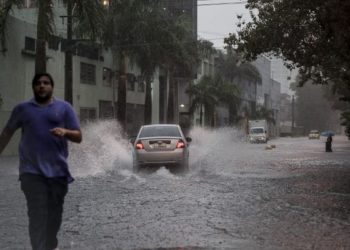 Chuva intensa causa enchentes e paralisa o trânsito em São Paulo
