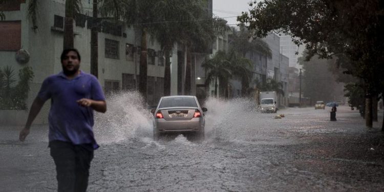 Chuva intensa causa enchentes e paralisa o trânsito em São Paulo