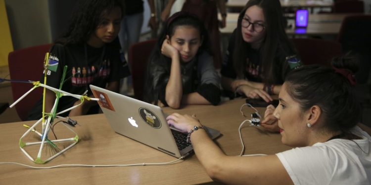 Meninas SuperCientistas estimula carreira científica entre alunas