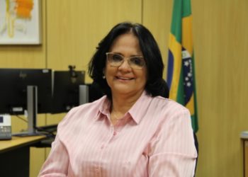 Damares é capa de revista americana para brasileiros